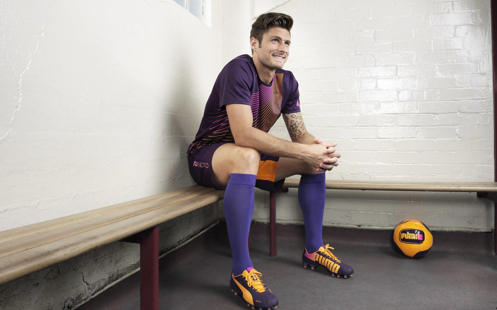 考辛斯怒扔对手球鞋引争议,追梦赛后力挺裁判吹罚明智之举