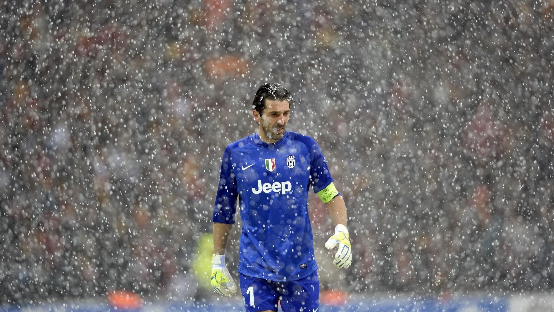 国内足球赛场再生事端，激烈对抗引大规模冲突，球员真摔质疑声中暴力升级